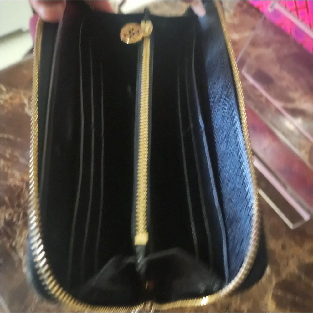 Tory Burch Black Wallet with Gold Logo comes with Dust bags only🌹